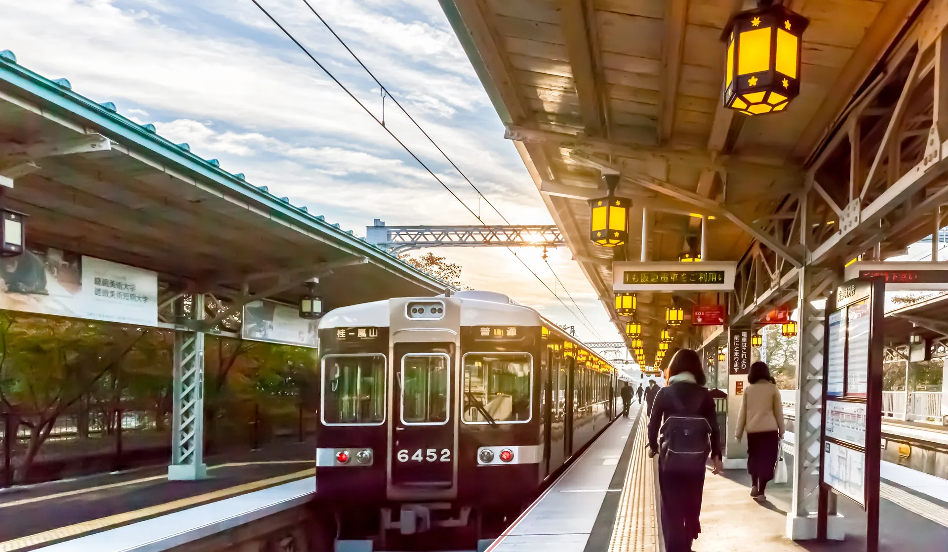 רכבת האנקיו בתחנת אראשיאמה בדרך ליער הבמבוק סאגאנו
